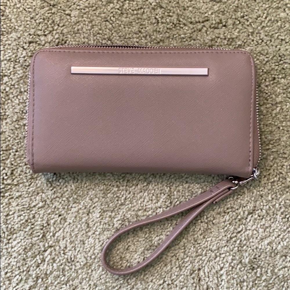 Steve Madden wristlet